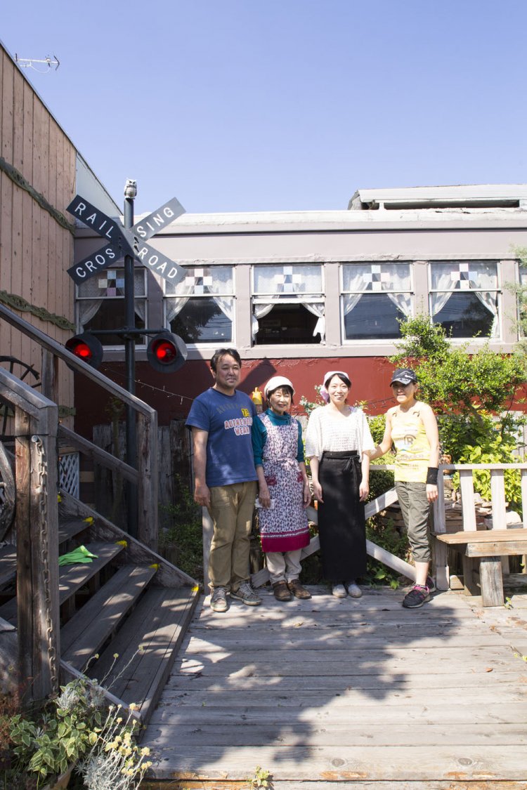 「車窓からは上越新幹線が見えますよ」と荻原正彦さん(左端)。店長の英子さん(右端)を中心に家庭的な雰囲気でもてなしてくれる。