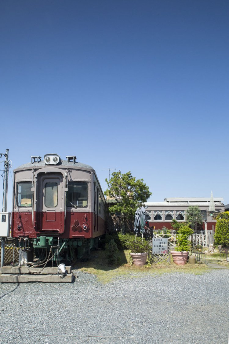 線路の上に鎮座。