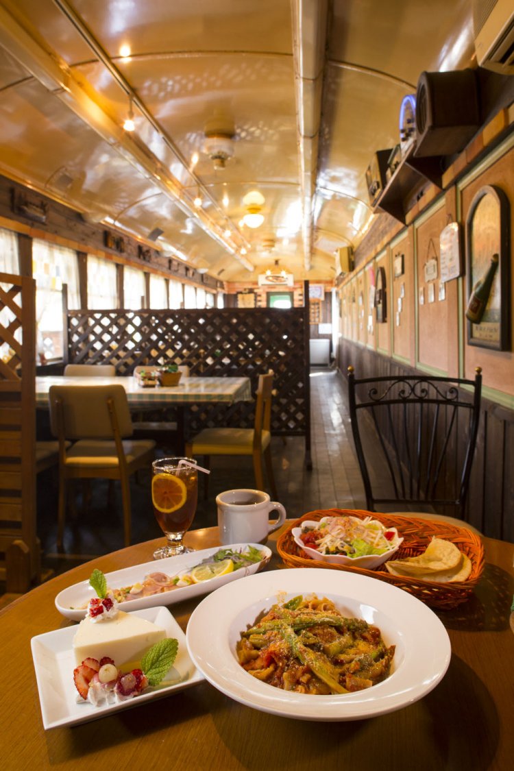 旬の手打ちパスタなど全8品のランチサービスコース2000円～。