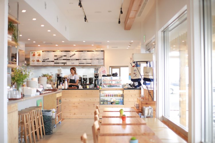 爽やかな光が差し込む店内。スタンドで注文し、テーブルで待つスタイルだ。