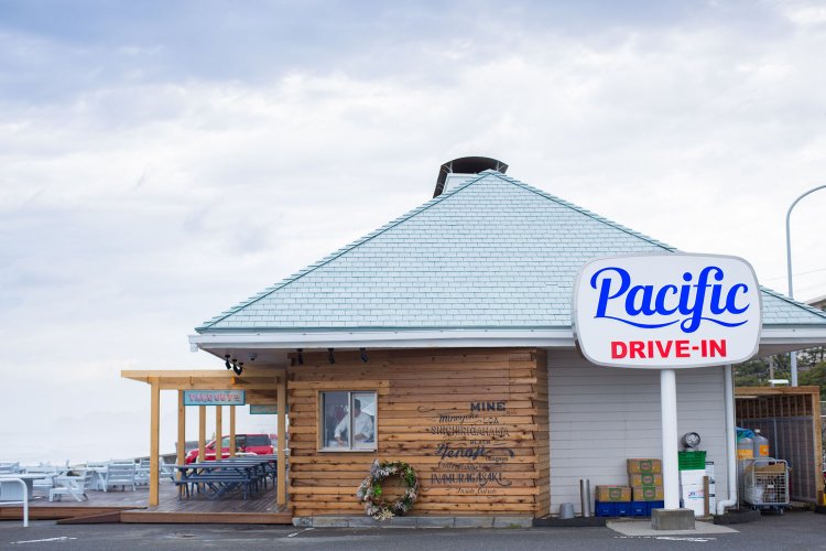 海沿いに似合う鮮やかブルーの看板とウッド調の建物が目印。