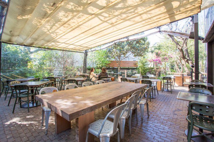 風が心地いいテラス席もおすすめだ。