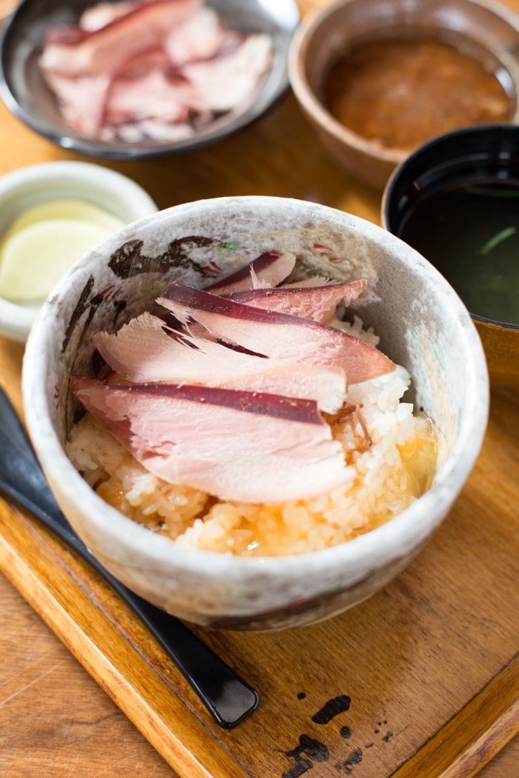 つまんでご卵の煮汁卵かけご飯1260円。溶いた卵の上に魚の煮汁をかけ、削りたての本節をのせていただく。