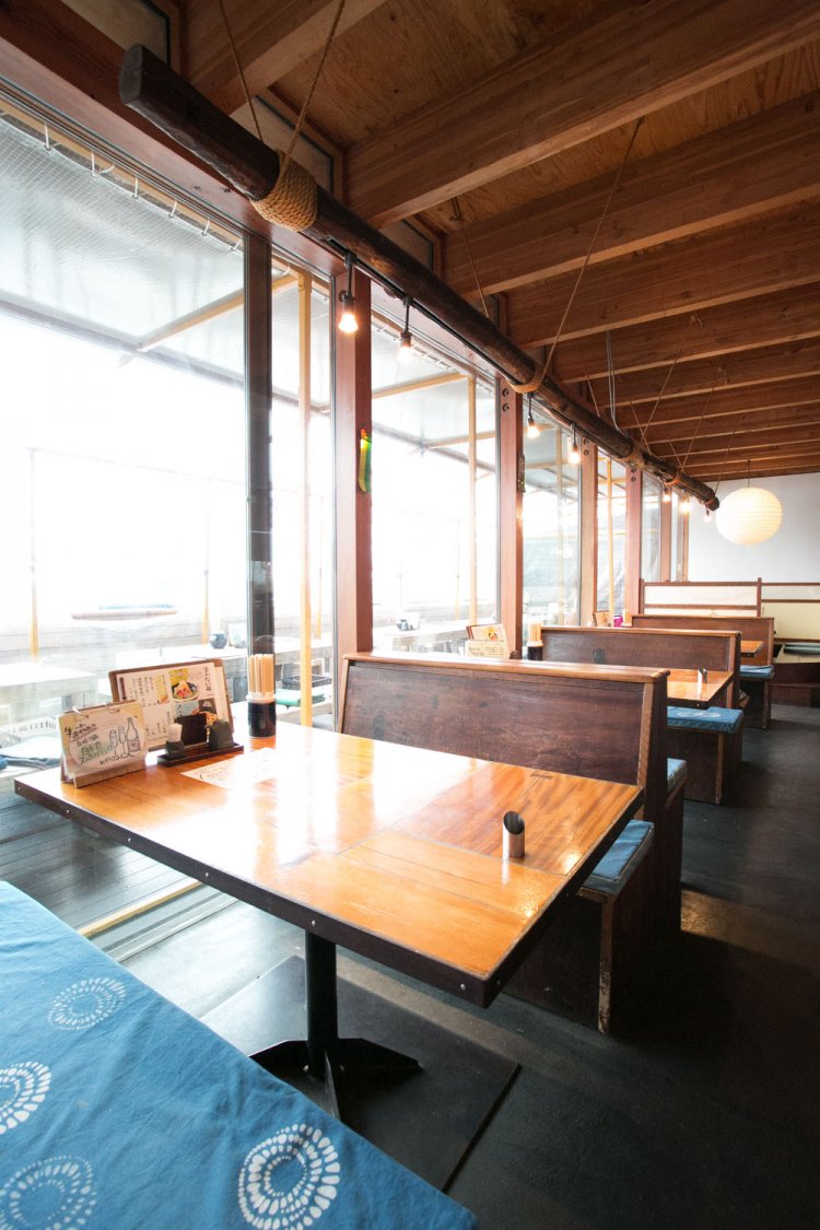 テーブル席は広々、テラス席は眼下がすぐ海という立地だ。