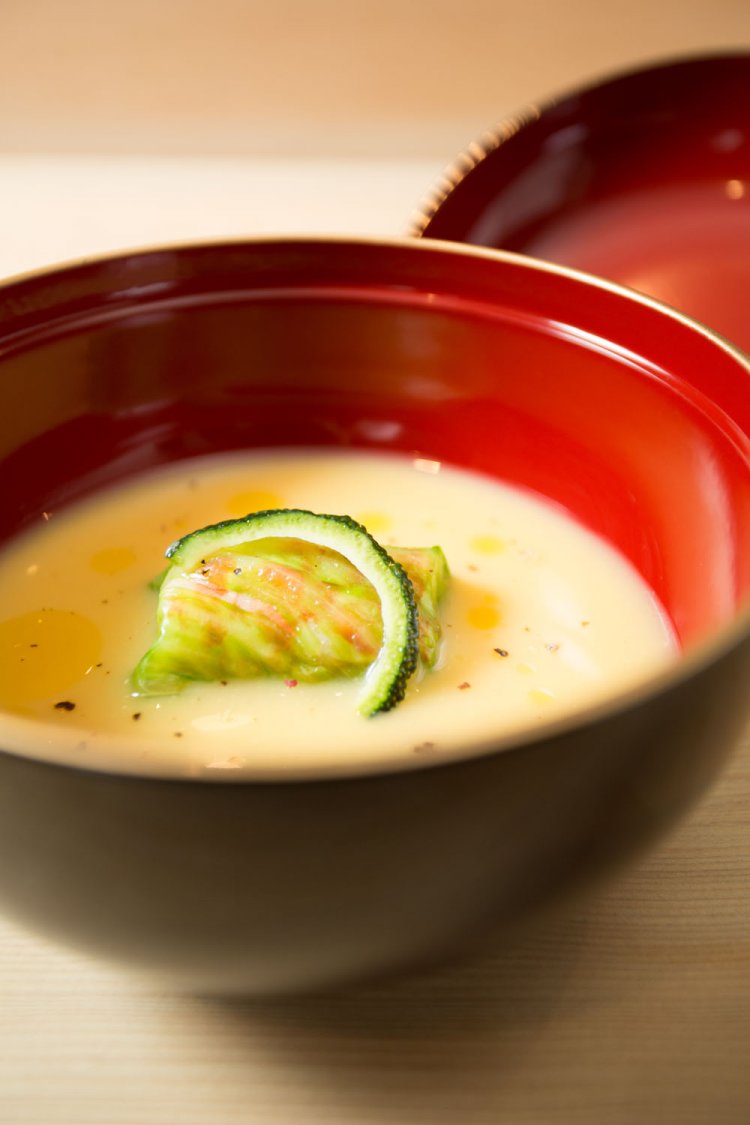 夜はおまかせコース6600円と1万1000円がある。