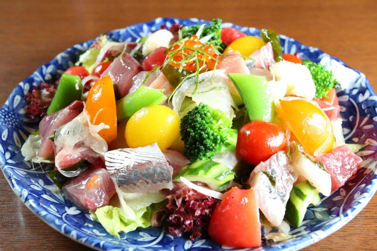 海鮮サラダ1620円。魚は江の島の定置網や小坪港から。