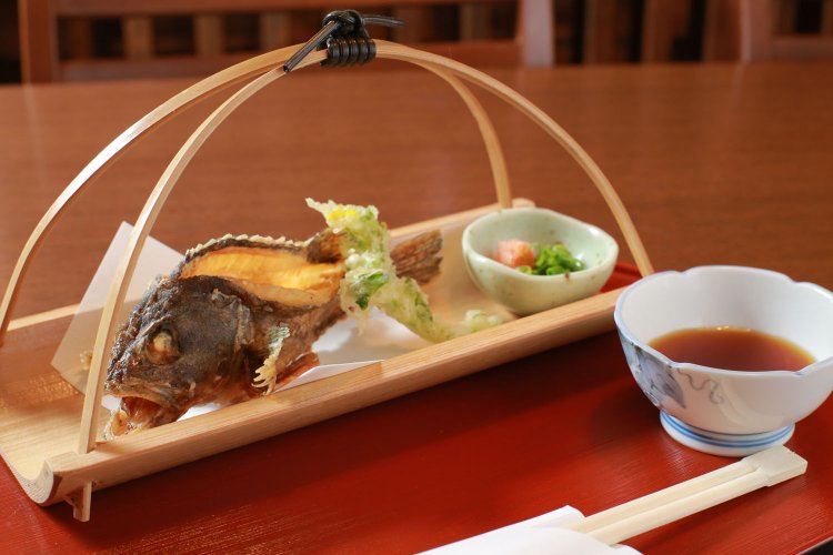 かさご丸ごと唐揚げ1480円~。最低限の火通しで身は最高にふっくら。調理する魚も刺し身で提供できる質のものしか扱わない。