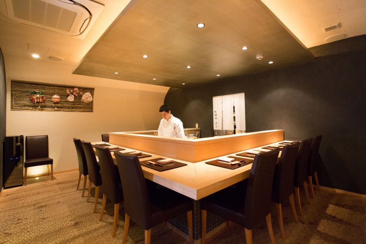 銀箔張りの天井、特殊細工を施した白木の床など、深みのある空間で楽しくくつろぎたい。