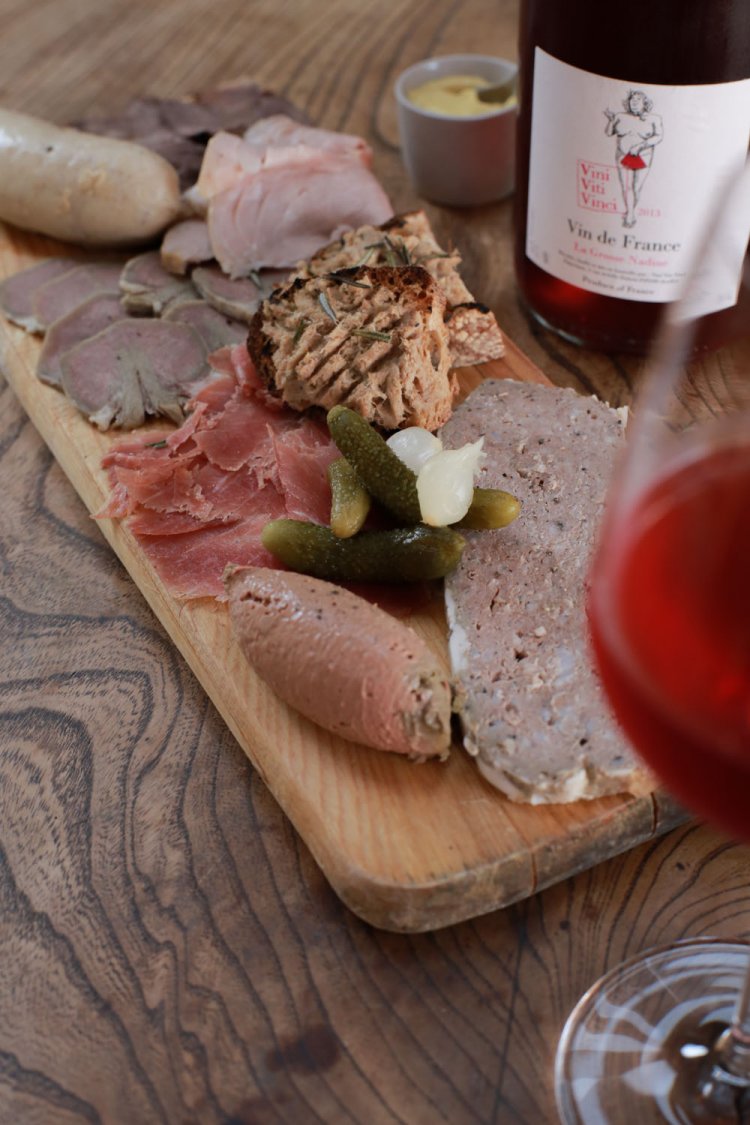 シャルキュトリ盛り合わせ一人前1100円(写真は二人前)。 肉好きにはたまらない一皿。