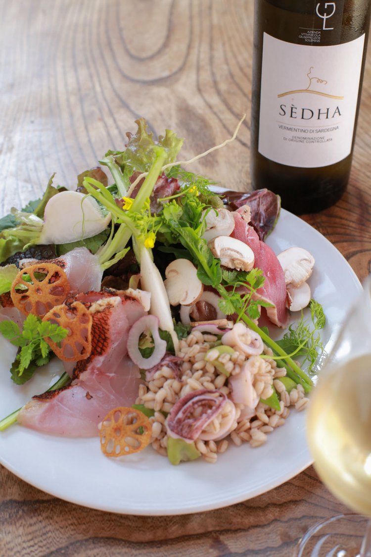 その日の市場の野菜と朝どれの鮮魚のサラダ1430円。