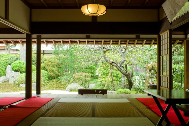 天正年間に僧が集った場所を、1991年に復興。枯山水の庭に心和む。