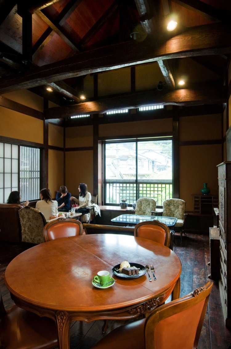 2階は天井が高く開放的。窓からは東慶寺の裏山が見える。