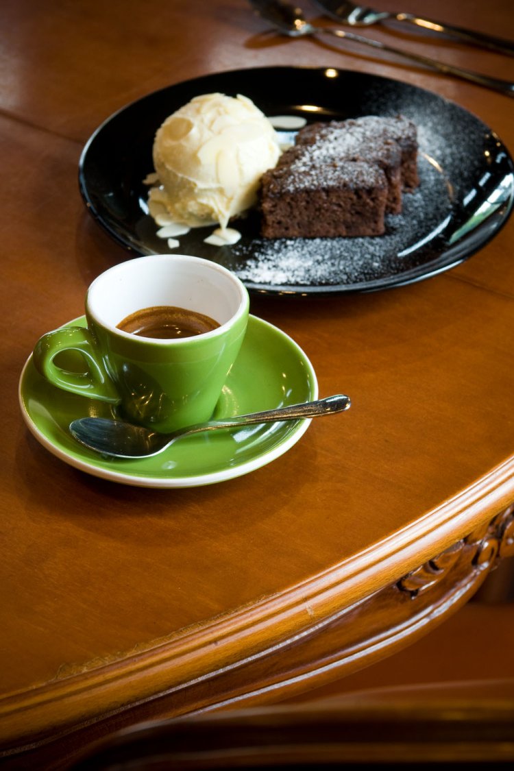 チョコレートブラウニー 770円と、エスプレッソ550円。