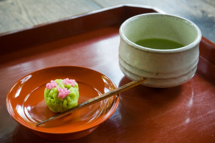 抹茶と生菓子セット1100円。生菓子は季節ご とのお楽しみ。他に干菓子のセット660円も。