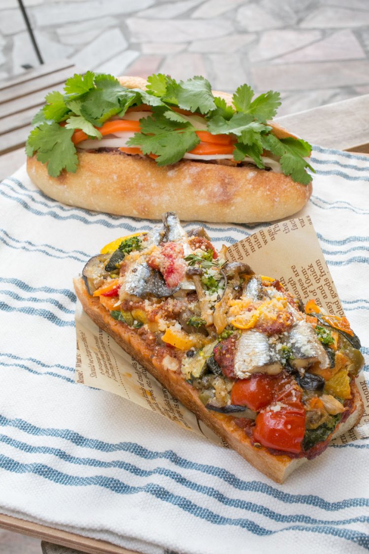 バインミー550円&日替わりオープンサンド600円〜。