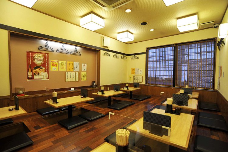 掘りごたつ式テーブル席を設けた2階。