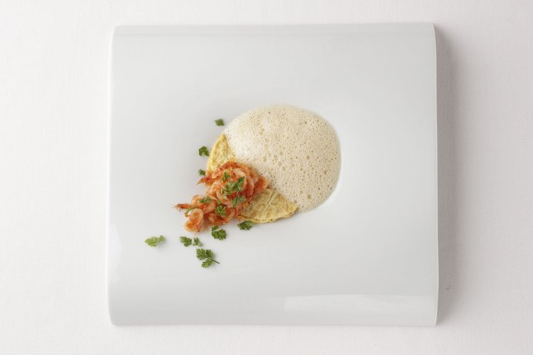 桜エビのオムレツ。オマールエビ、酸味のある果実酒の2種類のソースで深みのある味に。