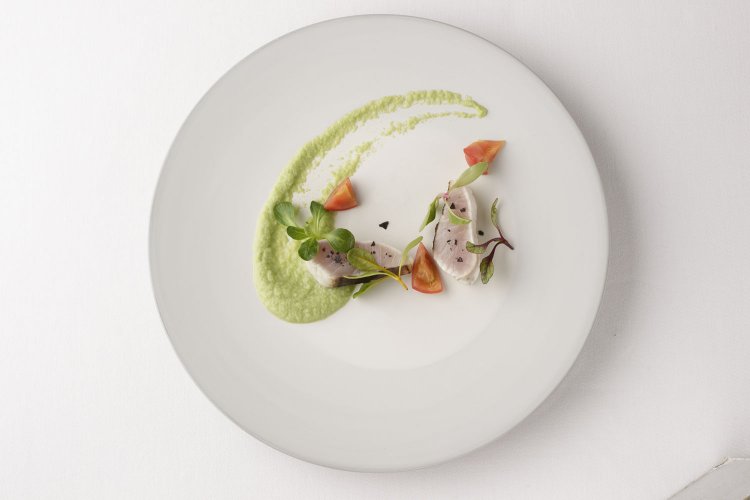 冬～早春が旬の寒ザワラを低温で炙り、京都の農園でとれたカブのソースと合わせて。