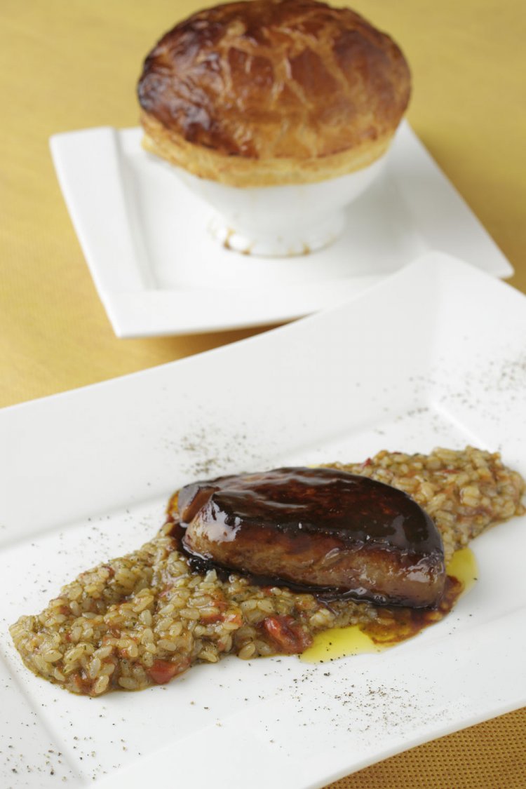 同コースには、パイづつみとフォアグラのリゾット添えのほか、アミューズ、オードブル、デザート、コーヒーも付く。