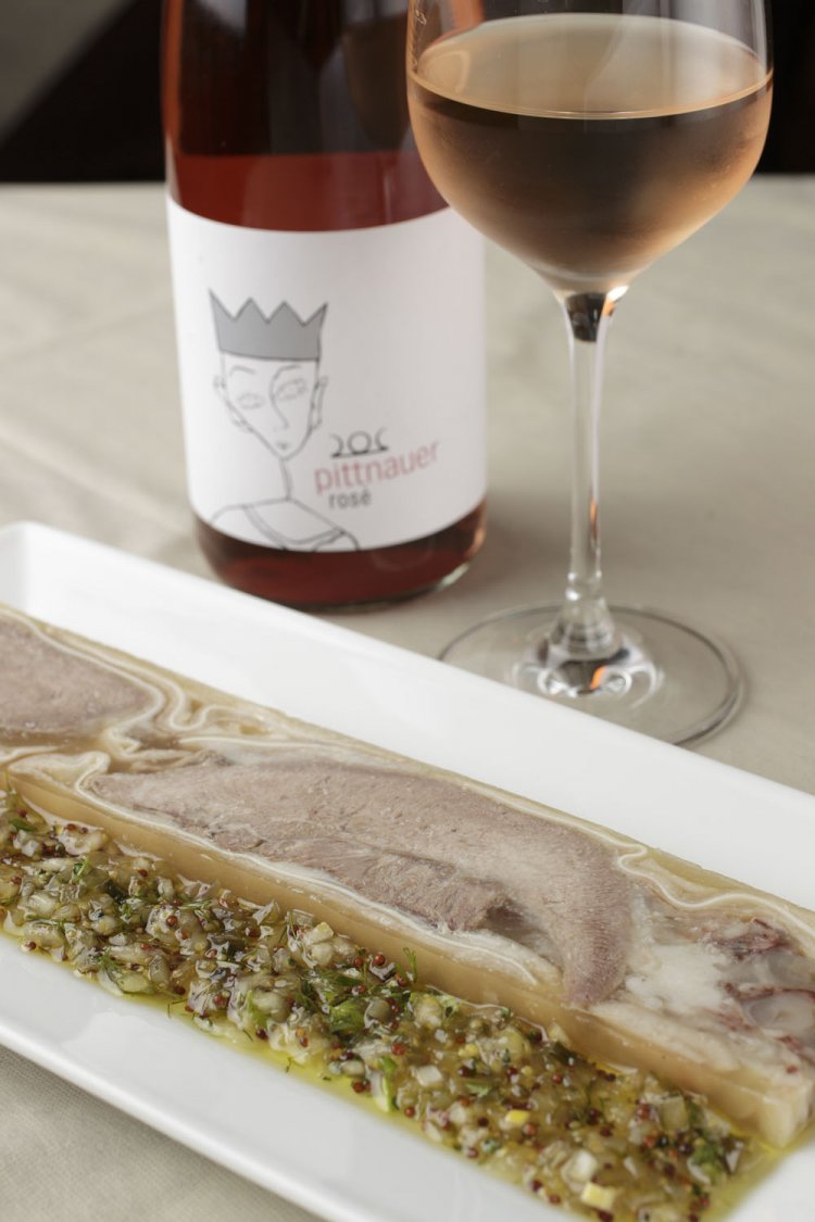 ホホや足などを用いた豚のテリーヌ1540円。オーストリア産ロゼ グラスワイン990円。