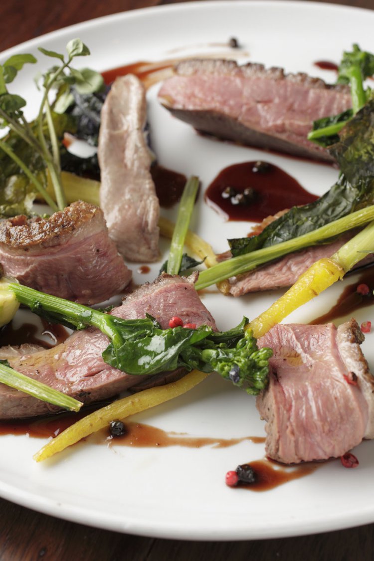 シャラン産 ビュルゴー家 鴨ムネ肉のロティ～カシスとポワブルヴェールのソース～4200円。