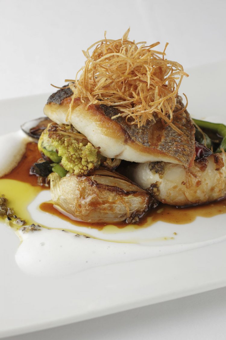 前菜・メイン・デザートが楽しめるノーマルコース4860円。