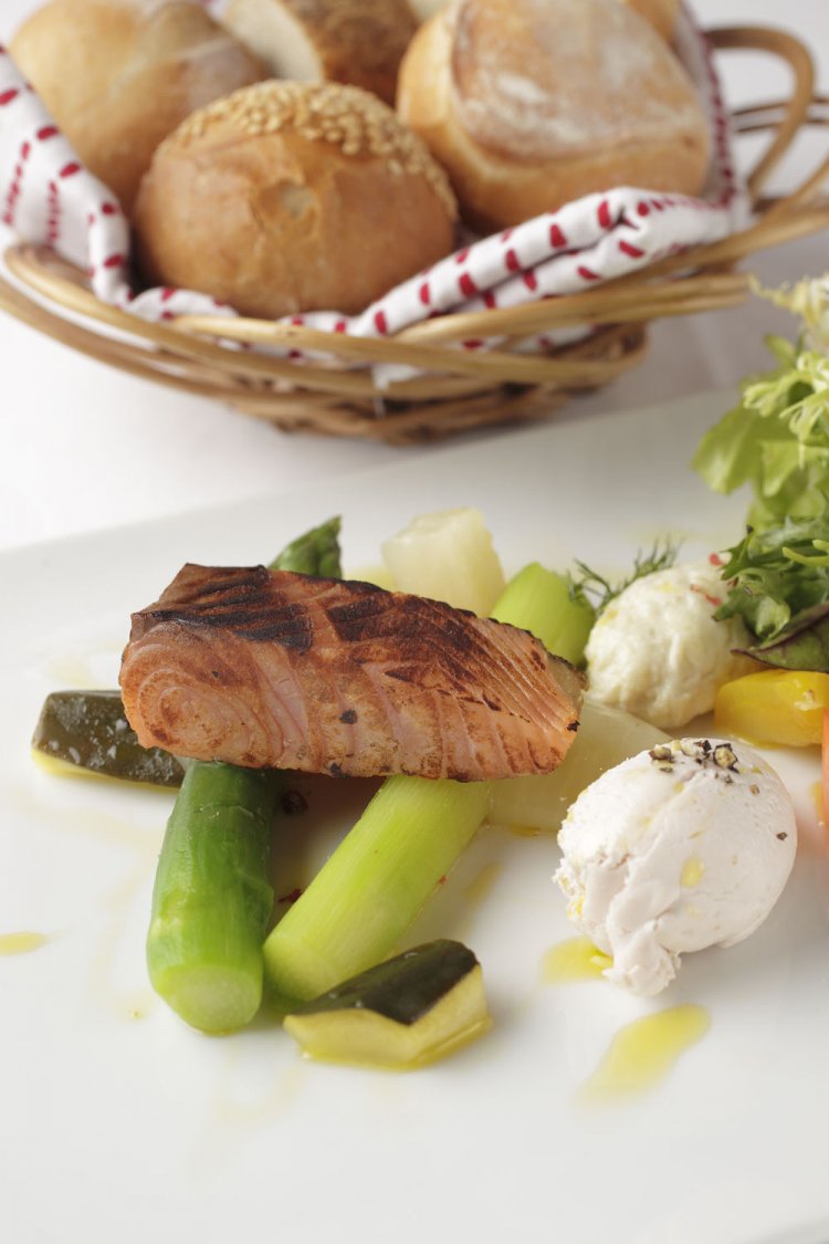 前菜のひとつ、タスマニア産サーモンの薫製のポアレ。