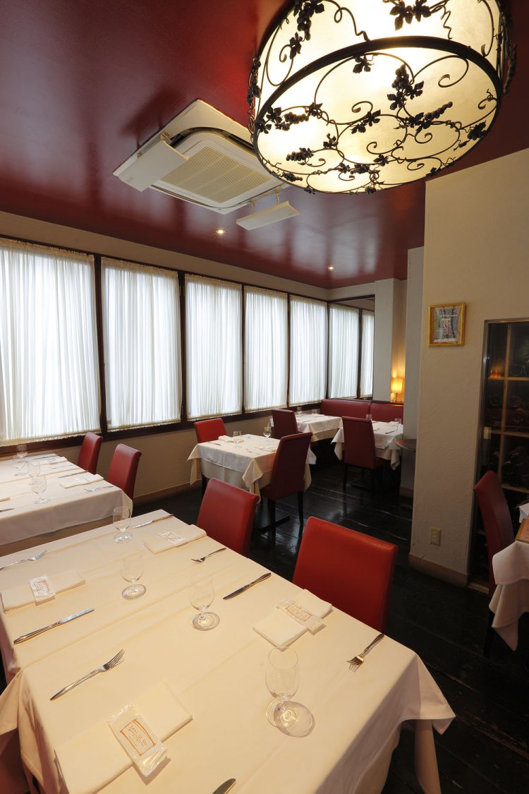 ワインレッドが印象的なパリのビストロを思わせる店内。