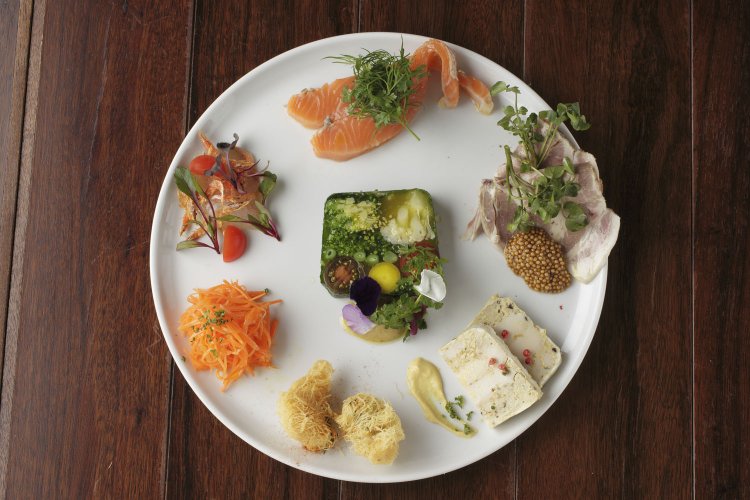 プティのオードブル7種の盛り合わせ1980円(2人前)。