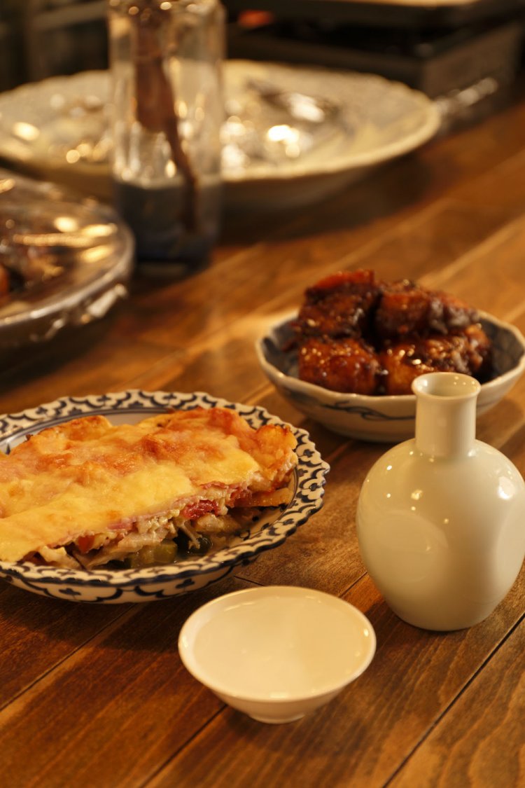 ゴボウチーズやき935円、新ジャガ豚バラ煮715円などはカウンターに大皿で並ぶ。日本酒は定番から話題の銘柄まで約20種1合715円~。