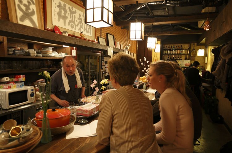 席はカウンターのみ。混み合うと壁側にも座れる。俺もそっちで飲みたいな～。