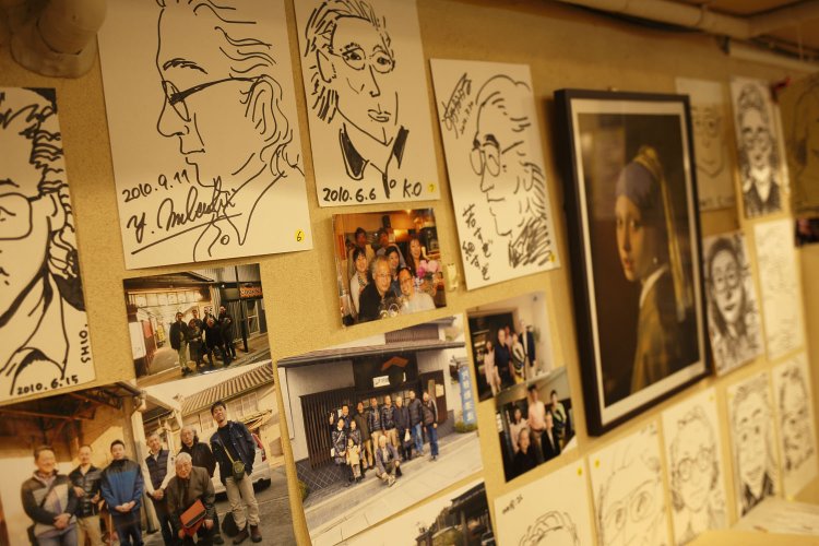 お客さんが描いた店主の似顔絵がずらり。