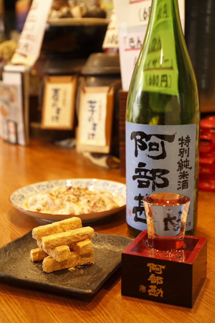 チーズ納豆715円、日本酒1合935円~。