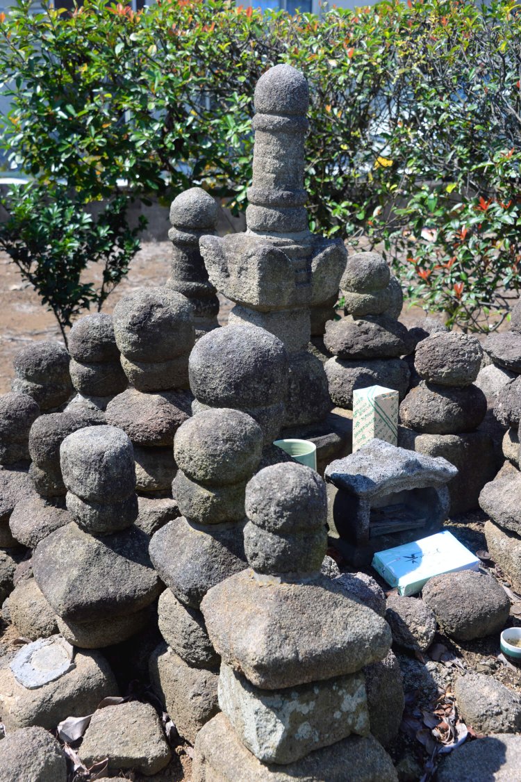 「桔梗塚」（茨城県取手市米ノ井47-1）。