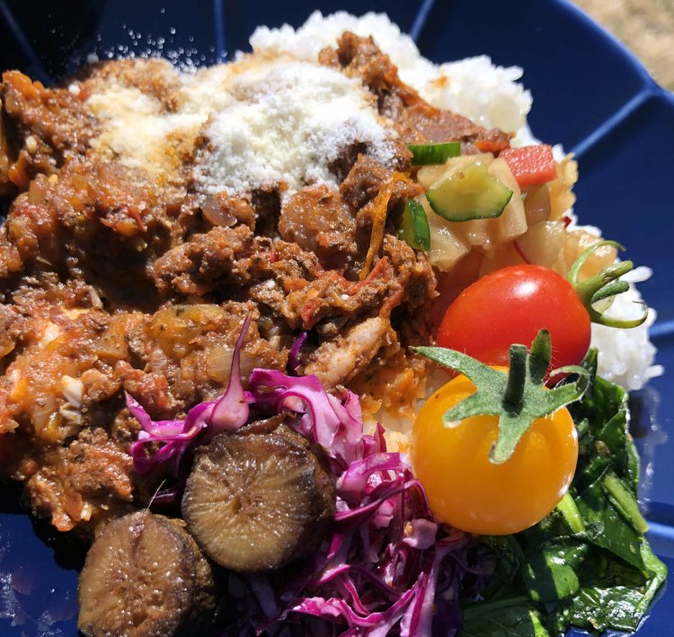 「牛スジのトマト煮ハヤシ」850円。山盛りのサラダとドリンクのセットは＋250円。