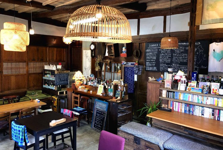 オーナー自ら少しずつリフォームしている店内。調度類は元々あった年代物をリメイクしている。