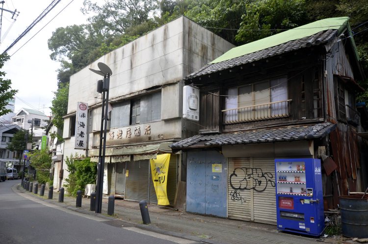 大師通り。安吾が毎日夕方からコップ酒を飲んでいた酒屋があった。