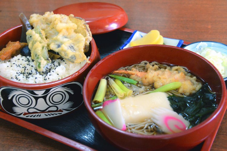名物の「大師弁当」。天ざる、そば定食も人気。各1100円。