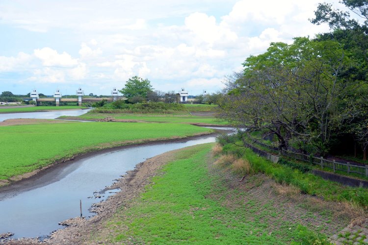 旧堰の構造物や間宮林蔵像の立つ中之島の奥が岡堰。右側は水神岬。