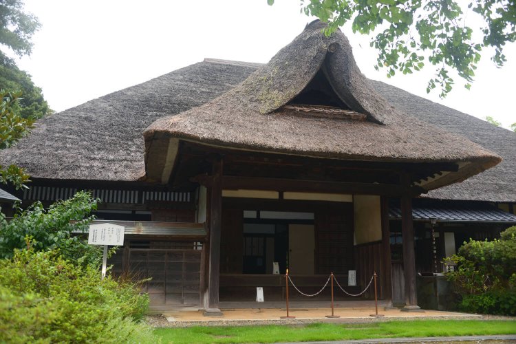 寛政7年（1795）築の主屋は明治初期の姿に復元。向かって玄関横に郵便局の窓口跡あり。