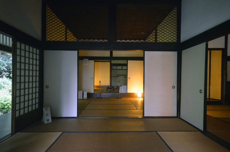 三の間から二の間、上段の間を望む。右は玄関に面したなかのま。