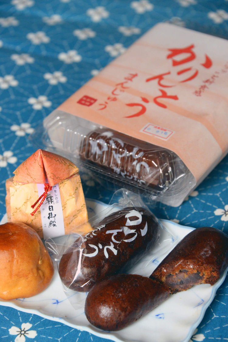 カリッと揚げたかりんとうまんじゅう5個550円は行動食にオススメ。将門愛妾の桔梗にちなむ朝日御殿205円。