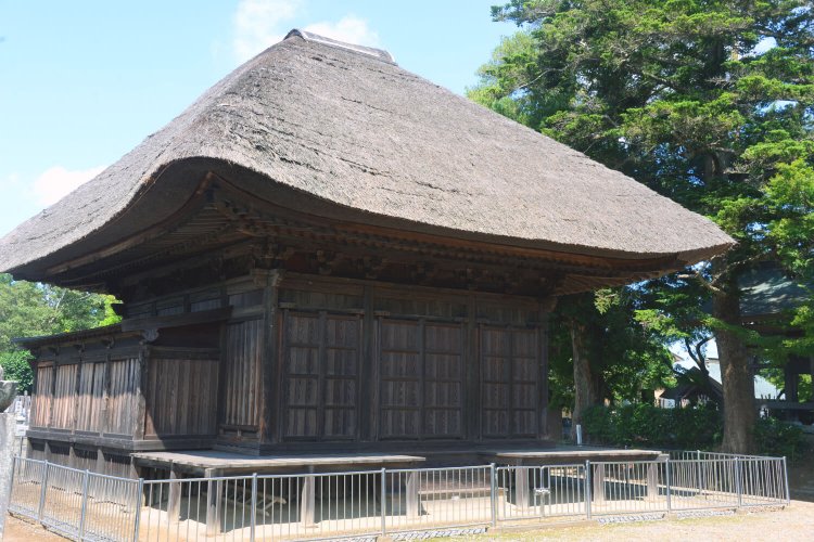 裳階（もこし）が特徴的な「龍禅寺三仏堂」は取手市唯一の国指定重要文化財。