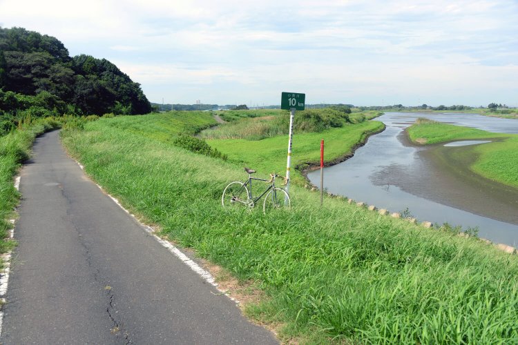 堤防上を走る小貝川サイクリングロードはれっきとした県道。正式名は「茨城県道502号取手常総自転車道線」。キロポストを励みに。