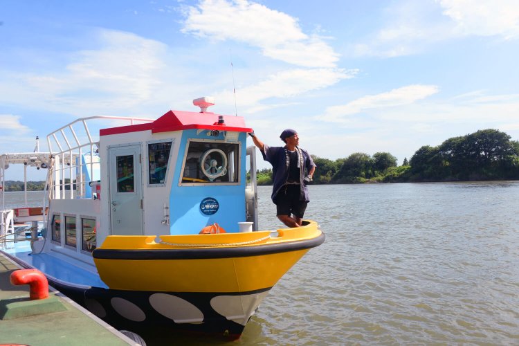 今春就航したアルミの新造船「とりで号」とノリのいい船長さん。