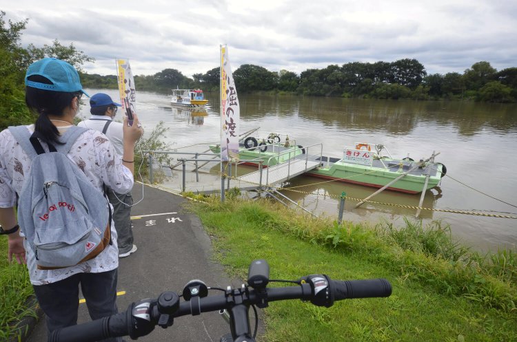 3カ所の船着き場で乗り降りできる。自転車と50ccの原付バイクは1人につき1台無料。