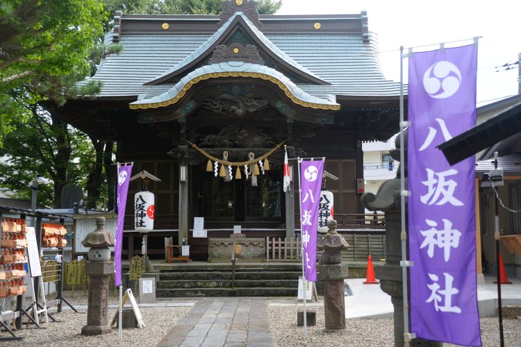 旧街道歩きの友、八坂神社。かつて門前に取手町道路元標があった。