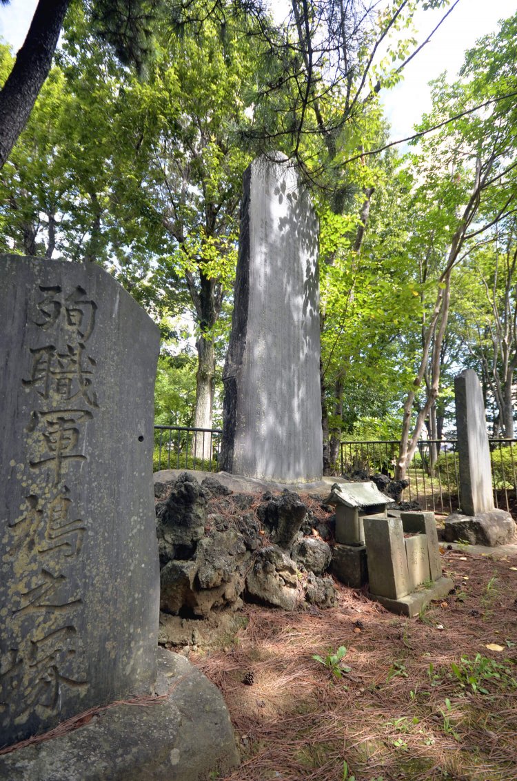 公園に立つ慰霊碑。「軍鳩」は軍用伝書鳩の海軍式呼び名。（提供：薄井進）。