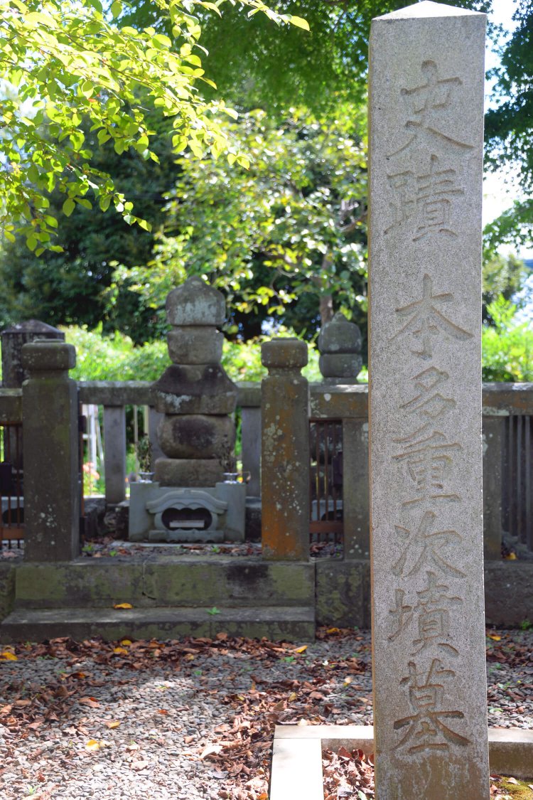 高さ1.4ｍほどの立派な五輪塔が立つ。県指定の文化財。