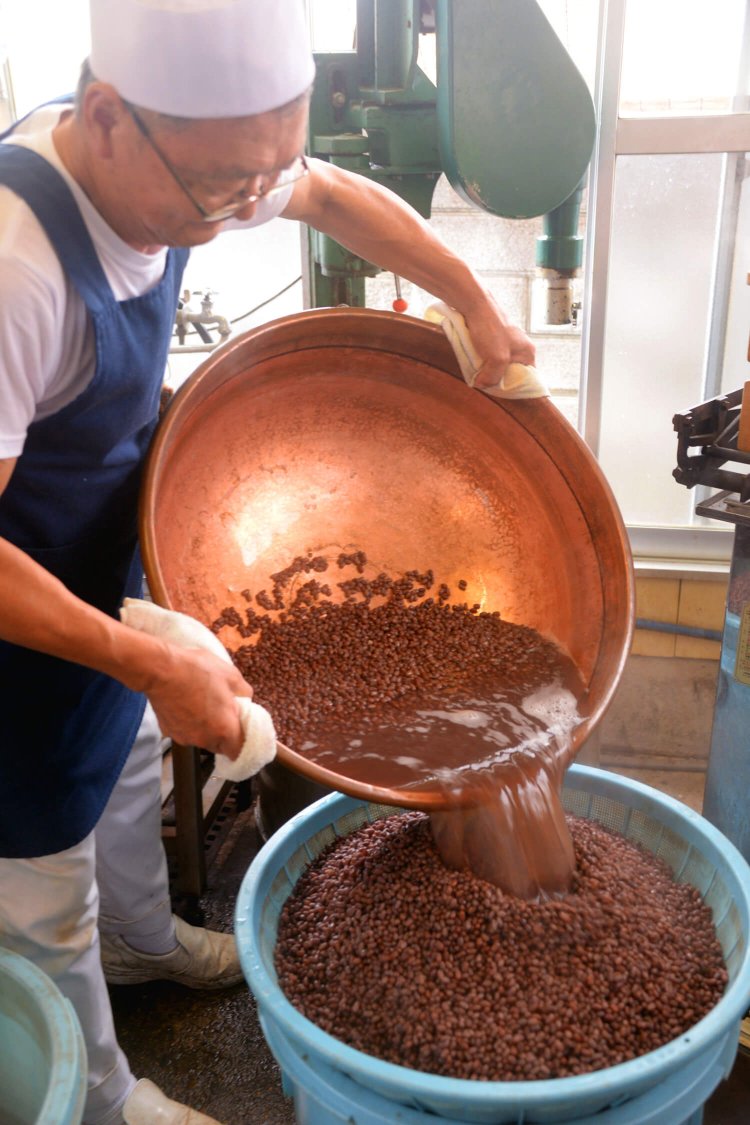 小豆を炊く途中でアクや渋を除く渋切りをする5代目の椎名俊秀さん。